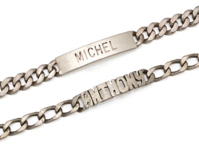 chaîne en argent avec un prénom gravé sur fond blanc