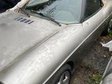 une voiture argentée garée contre un mur