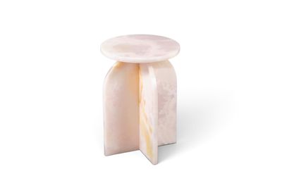 une photo d'une table d'appoint avec un plateau en marbre
