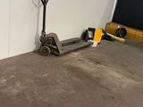 une photo d'un chariot élévateur garé dans un garage