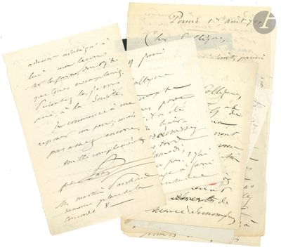 plusieurs vieilles lettres sont empilées sur une surface blanche