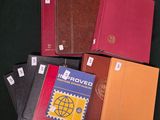 un grand nombre de livres posés sur une table