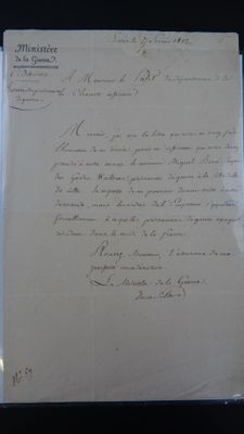 un gros plan d'un morceau de papier sur lequel on a écrit