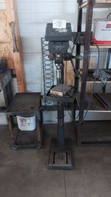 une machine qui se trouve dans un garage, à côté d'une étagère