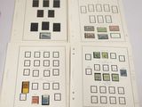 trois pages de timbres aux motifs variés posées sur une table