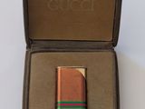 un petit briquet dans un étui posé sur une table