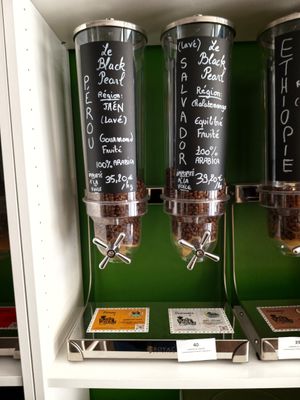 trois machines à café posées sur une étagère dans un magasin