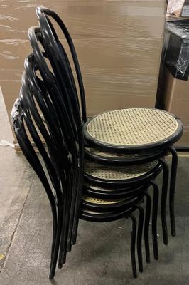 quatre chaises placées les unes à côté des autres sur le trottoir