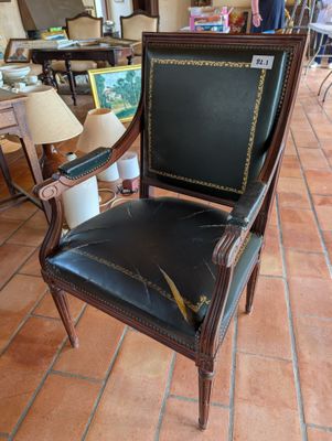 une chaise qui se trouve au milieu d'une pièce