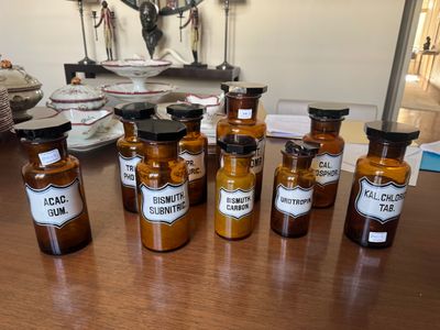 plusieurs flacons de médicaments posés sur une table en bois