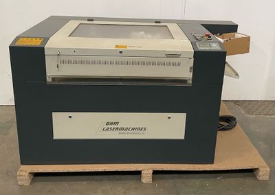 une image représentant une machine posée sur une palette