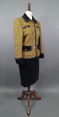 une photo d'une veste et d'une jupe jaunes et noires sur un mannequin