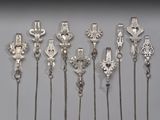 plusieurs types différents de colliers en argent posés sur un fond blanc