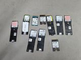 de nombreux composants électroniques qui traînent par terre