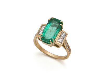 une bague en émeraude et diamant