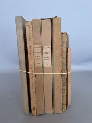 plusieurs livres sont empilés sur une table