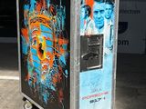 une photo d'un distributeur automatique sur laquelle figure l'image d'un homme