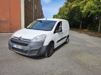 la camionnette blanche est garée sur le côté de la route