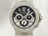 gros plan d'une montre sur fond blanc