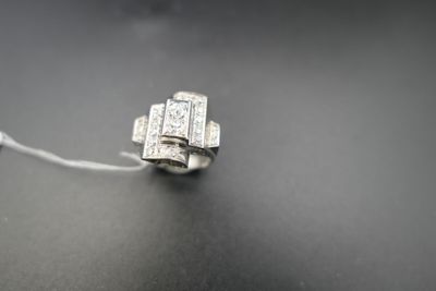 gros plan d'une bague en diamant sur une surface noire