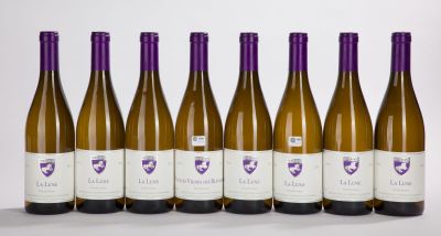 six bouteilles de vin sont alignées sur une surface blanche
