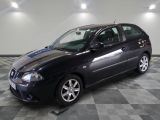 la photo d'une voiture noire garée dans un garage