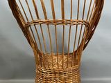 fauteuil en osier tressé avec assise et repose-pieds en bois