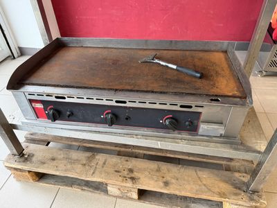 un poêle posé sur une palette dans une pièce