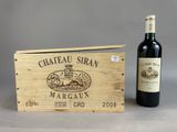 une boîte en bois avec une bouteille de vin à côté
