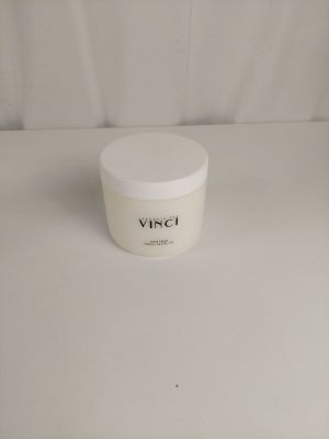 un récipient blanc posé sur une table blanche