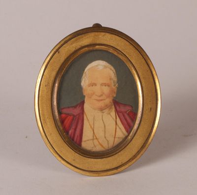 portrait d'un homme vêtu d'un manteau rouge, dans un cadre doré, sur fond blanc