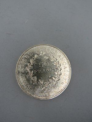 une pièce d'argent sur laquelle est inscrit le mot « France »
