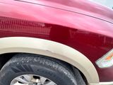 un gros plan d'un camion rouge garé sur un parking