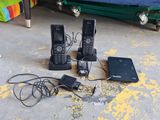 trois téléphones et un ordinateur portable posés par terre les uns à côté des autres