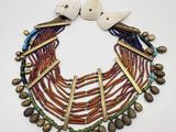 gros plan d'un collier sur une surface blanche