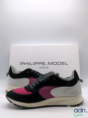 un gros plan sur une paire de baskets noires et roses