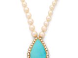 un collier de turquoise et de perles orné d'un pendentif en forme de larme