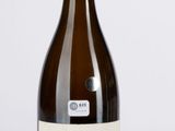 une bouteille de vin posée sur une table