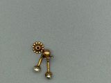 une photo d'une paire de boucles d'oreilles en or ornées de perles