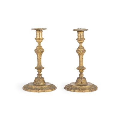 paire de chandeliers anciens en laiton sur fond blanc