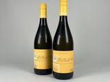 deux bouteilles de vin posées l'une à côté de l'autre sur une table