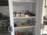 un réfrigérateur ouvert contenant de nombreux produits, dans la cuisine
