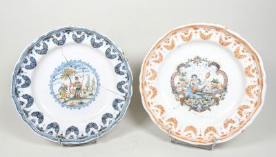 deux assiettes aux motifs différents posées sur une table