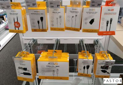 de nombreux câbles exposés dans un magasin