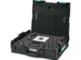 une mallette noire contenant un ordinateur portable, sur fond blanc