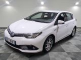 la voiture blanche est garée sur le sol à carreaux d'une pièce