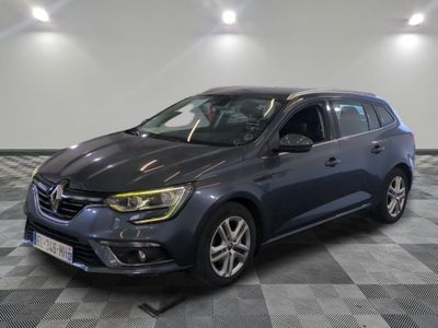 la voiture grise est garée sur un carrelage à carreaux