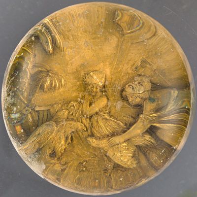 une image représentant une médaille d'or sur laquelle figurent un homme et une femme