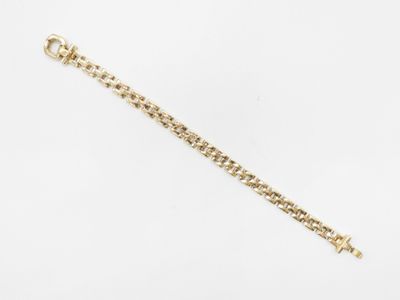 gros plan d'un bracelet en chaîne en or sur fond blanc