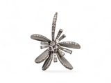 une image représentant une bague en argent sertie de diamants sur fond blanc